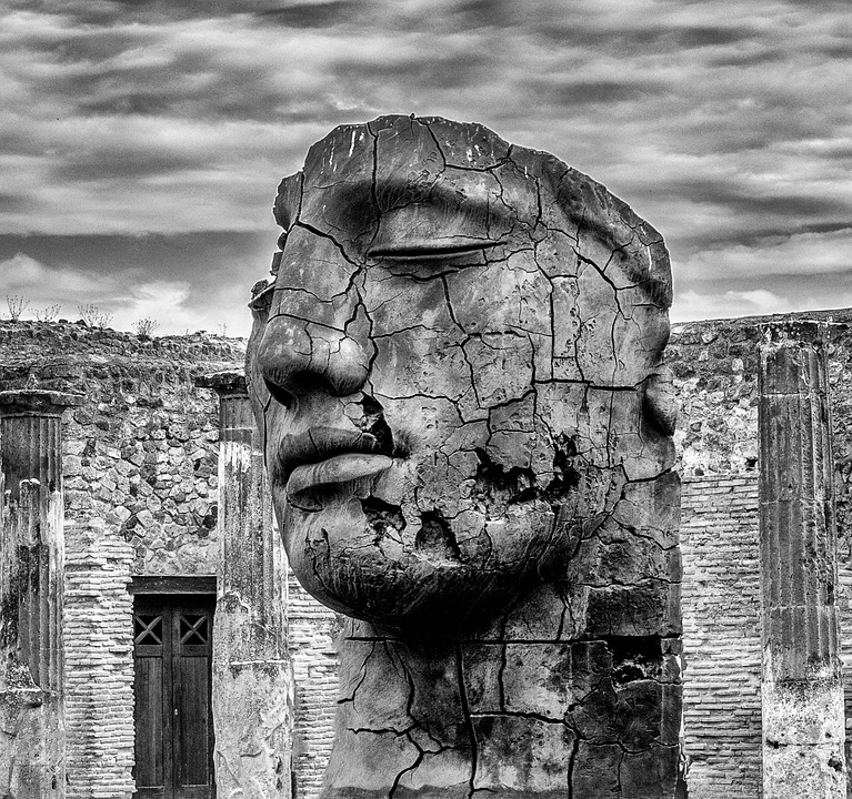 Sculpture visage humain pierre