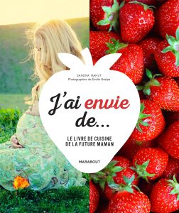 De nombreux livres de cuisine, mais également des publicités, jouent sur les fameuses envies de femmes enceintes, notamment de fraises. Ici aux éditions Marabout.